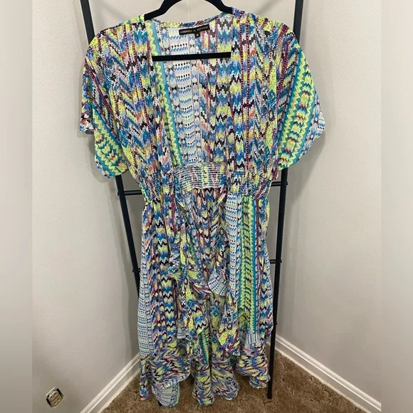 Fancy dress with elastic waistband! Size Medium. America & Beyond - Picture 5 of 6